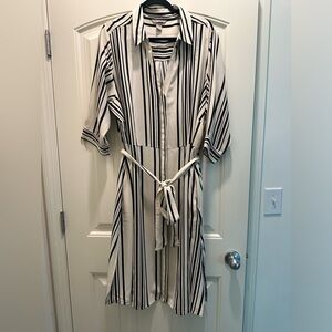 H&M quarter length sleeve button down dress